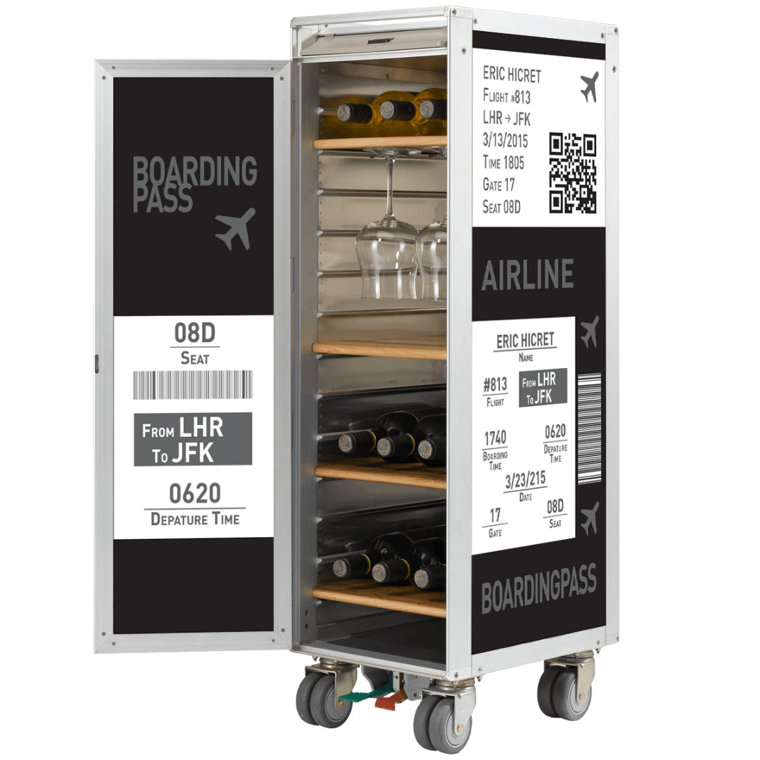 Metallischer Airline-Barwagen mit offenem Fach, Holzregalen, Weinflaschen und Gläsern, verziert mit Boardingpass-Grafik.