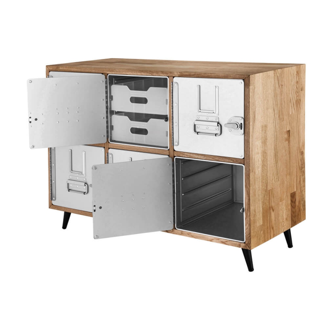 Eleganter Aufbewahrungsschrank aus hellem Eichenholz mit silbernen Metalldüren, zwei offen mit grauen Plastikbehältern.