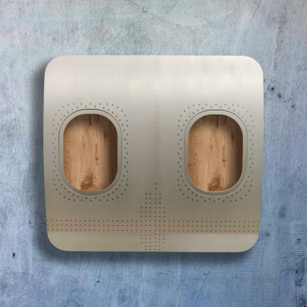 Beiges rechteckiges Panel mit zwei ovalen Fenstern und Holzstruktur auf grauem Hintergrund.