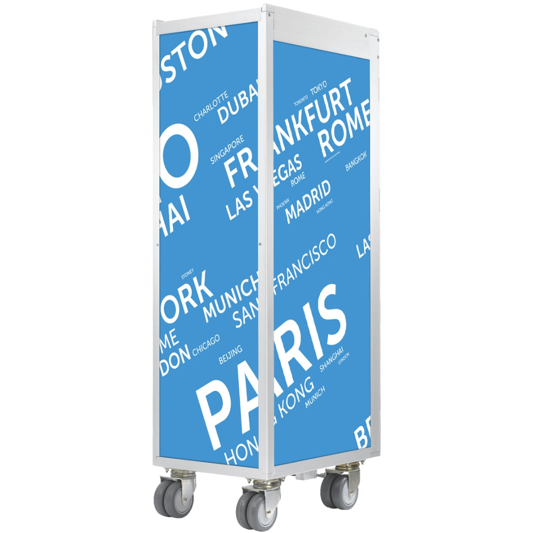 Blauer Transportwagen mit Städtenamen wie Paris und Frankfurt, modernes urbanes Design