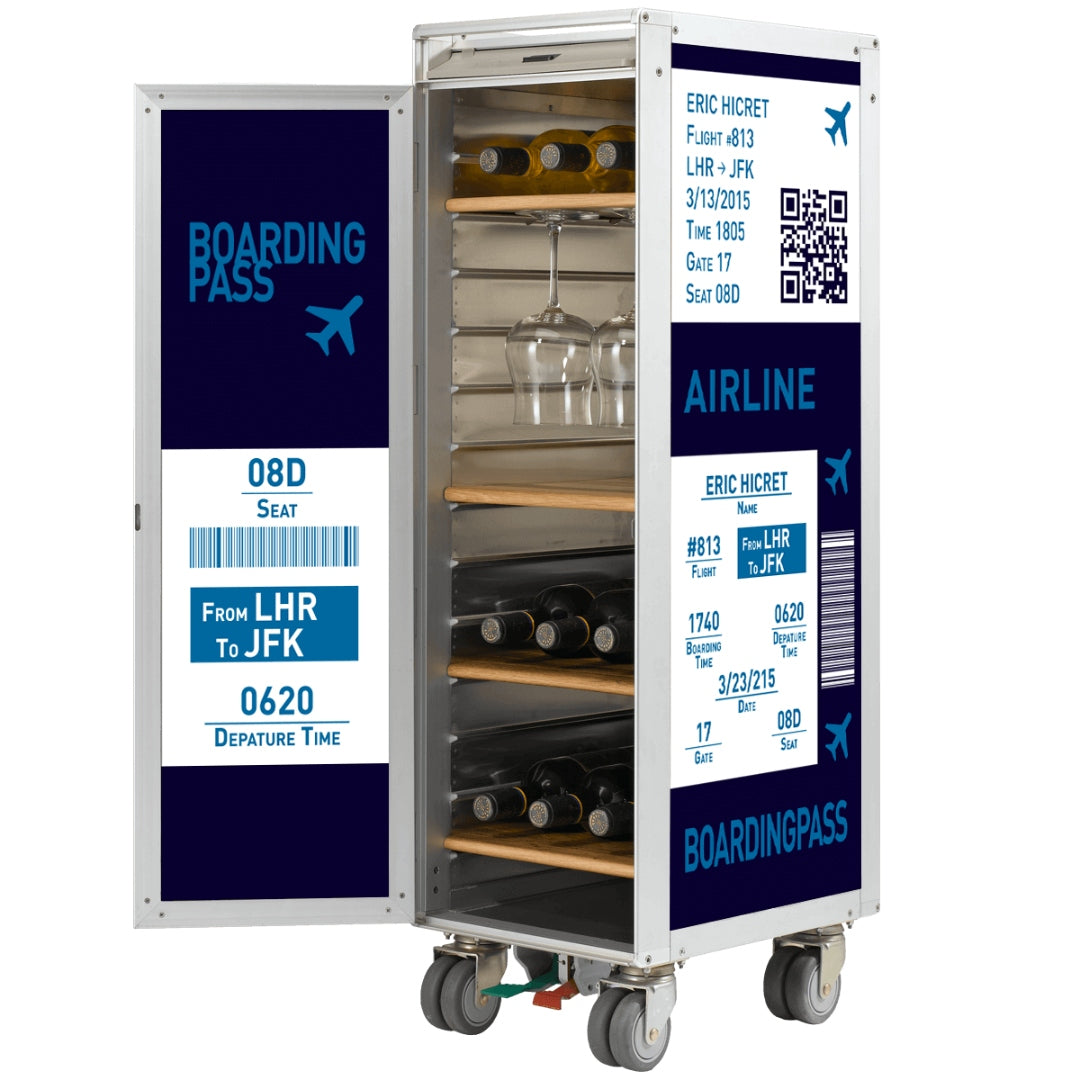 Designer-Airline-Trolley aus Metall mit Boardingpass-Grafiken, gefüllt mit Weinflaschen und Weingläsern auf Rollen.