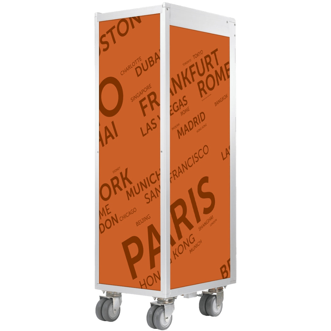 Moderner Designer-Trolley mit orangen Paneelen und Namen von Städten wie München, Tokio und Paris.