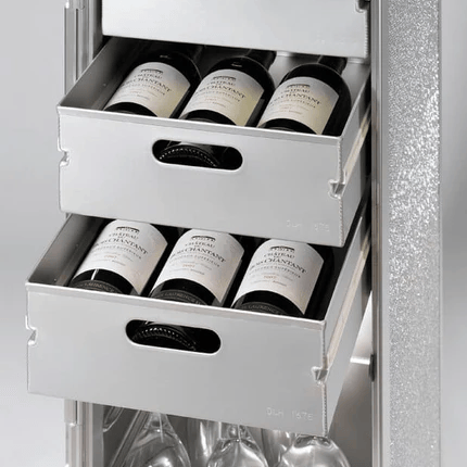 Eleganter Edelstahl-Weinkühler mit zwei Schubladen, jeweils drei Flaschen Chardonnay und Weingläsern