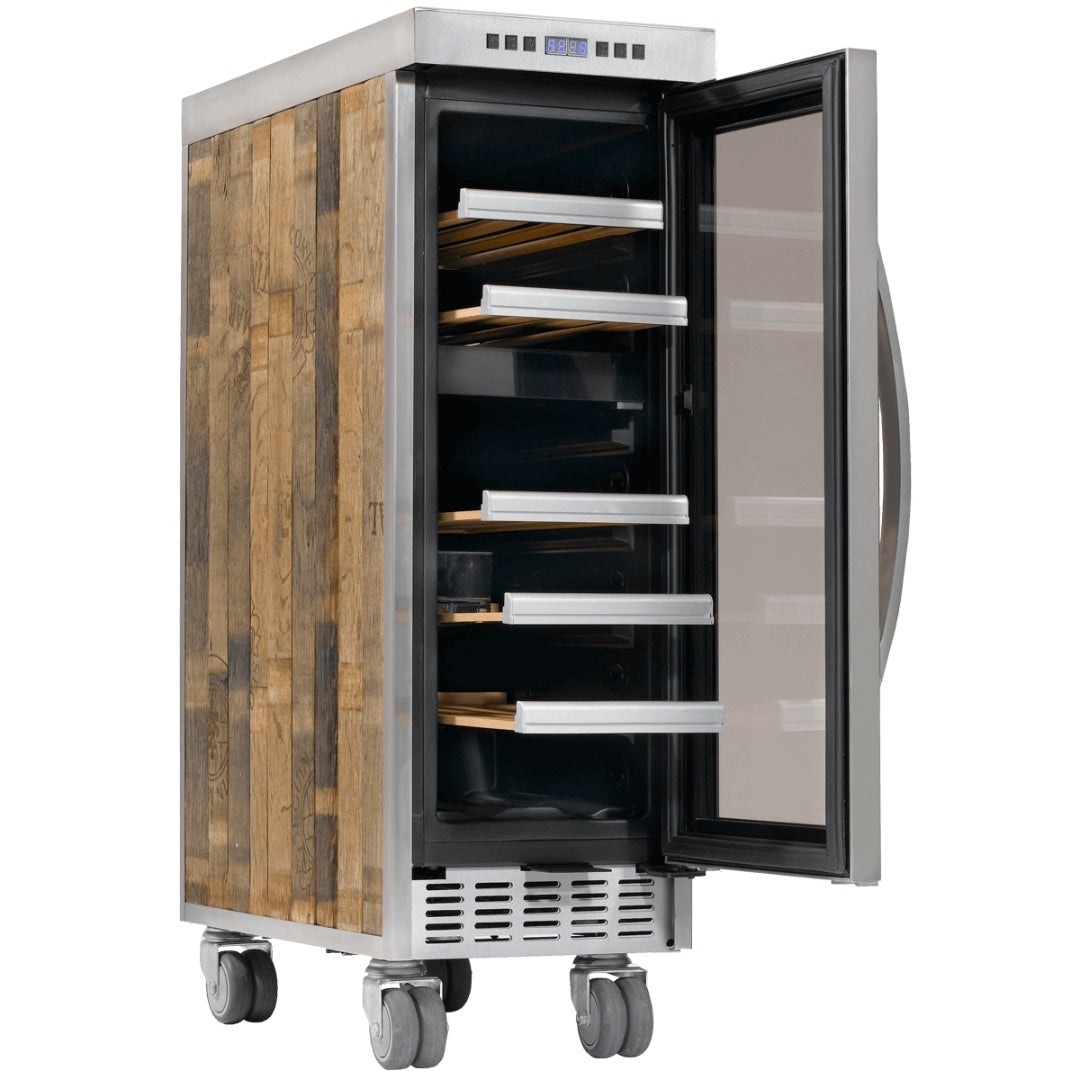 Eleganter Getränkekühlschrank mit Glastür, Holzregalen mit Metallkanten und rustikalen Holzseitenteilen auf Rollen.