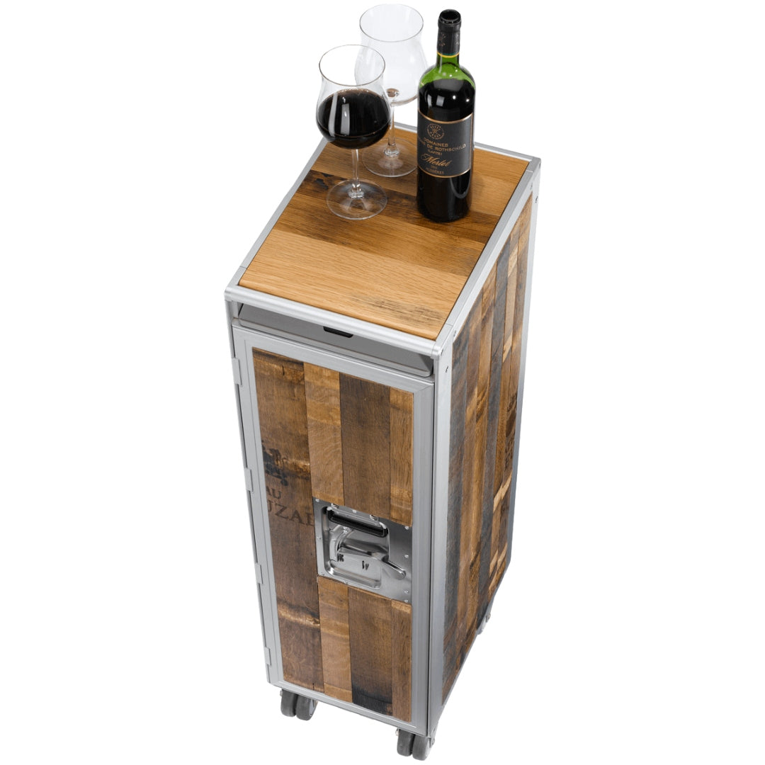 Eleganter, schmaler Weintrolley aus Holz und Metall mit Merle-Weinflasche und zwei Weingläsern.