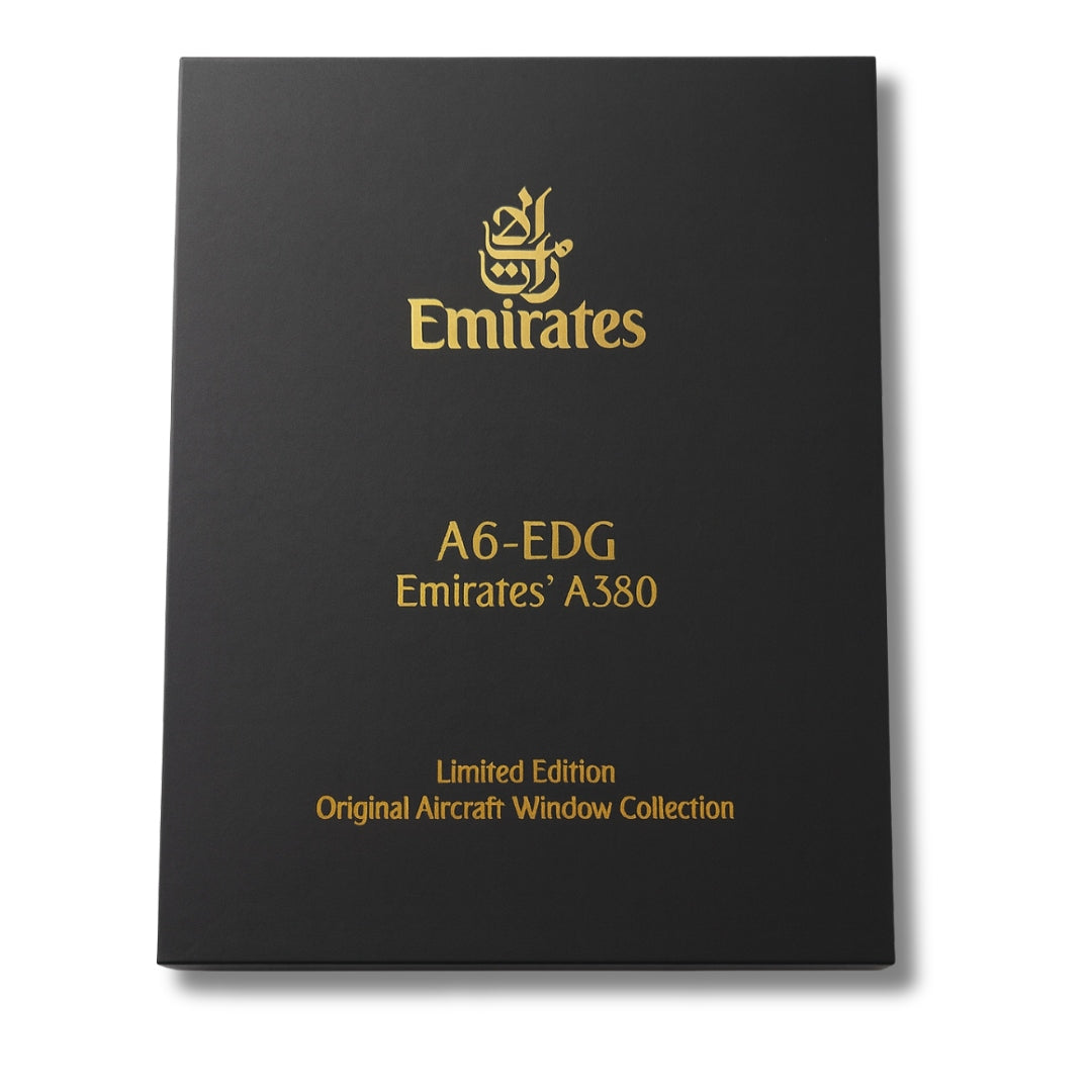 Elegante schwarze Verpackung mit goldgeprägtem Emirates-Logo zur limitierten Flugzeugfenster-Kollektion A6-EDG.