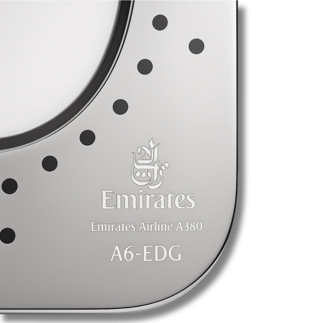 Metallplatte mit Emirates-Logo und Schriftzug auf polierter Oberfläche