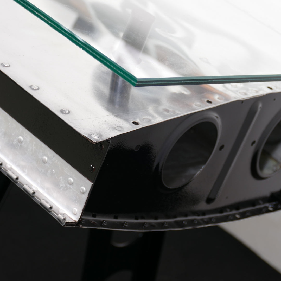 Nahaufnahme eines Flugzeugflügels mit Nieten und rechteckigem Glasaufsatz