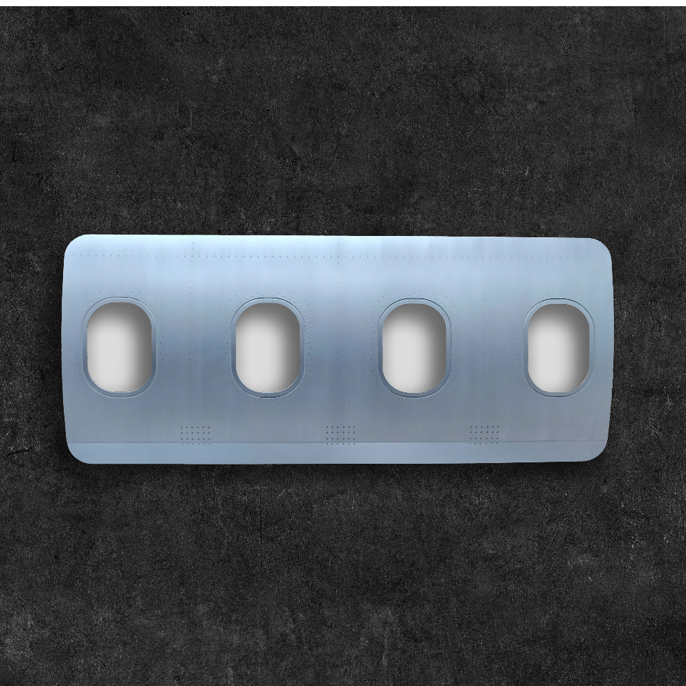 Hellblauer Flugzeugrumpfabschnitt mit vier ovalen Fenstern auf dunklem Untergrund.