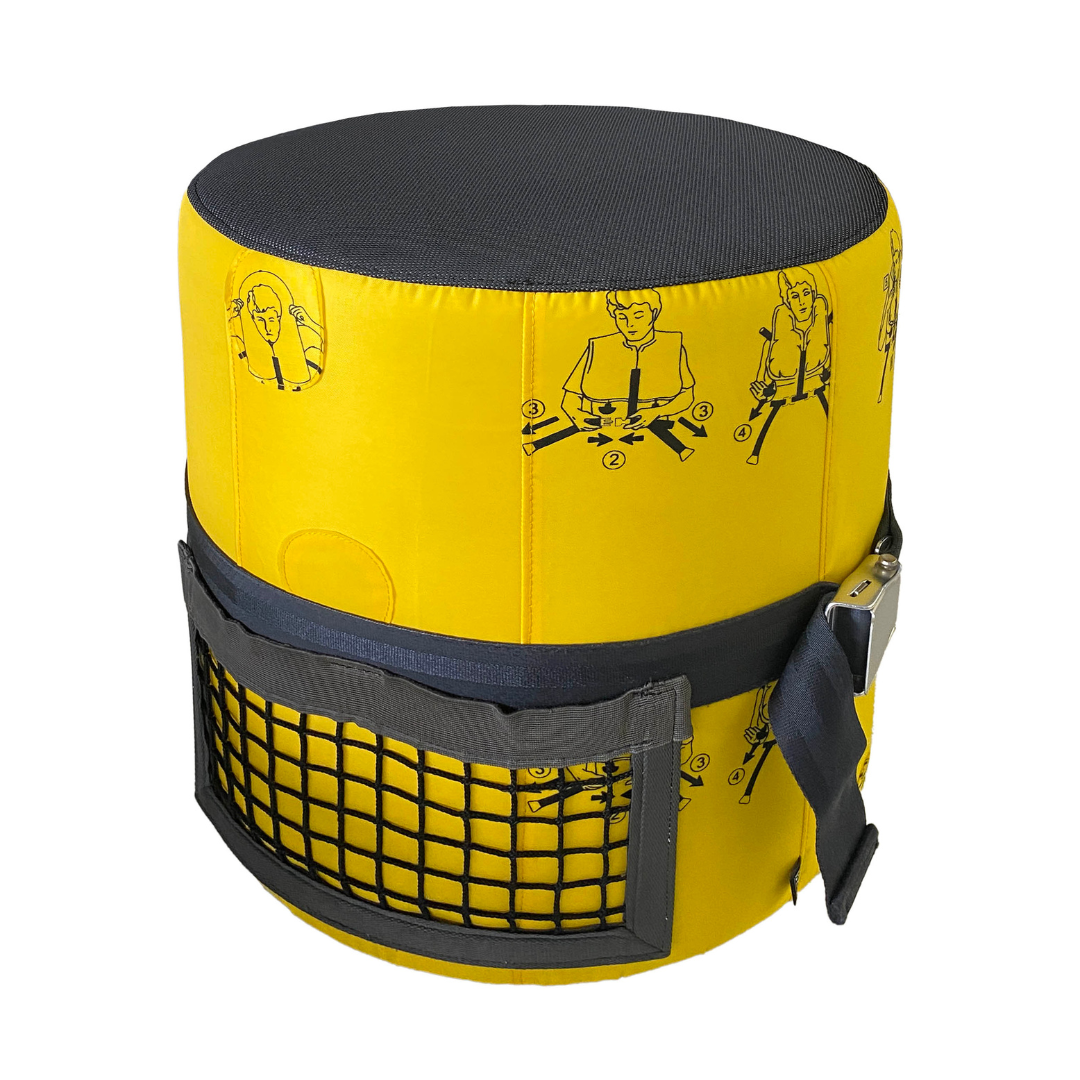 Gelbes zylindrisches Sitzpolster mit schwarzer Netz-Tasche und Gurtriemen mit silberner Schnalle
