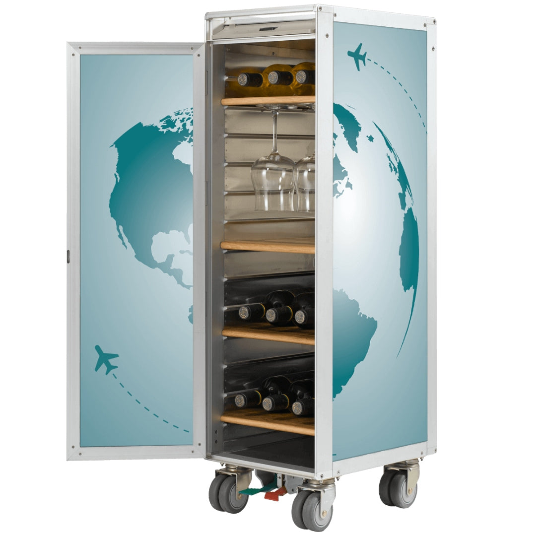 Offener Getränkewagen aus Aluminium mit Weinflaschen, zwei Weingläsern und Erdkugel- sowie Flugzeugsymbolen