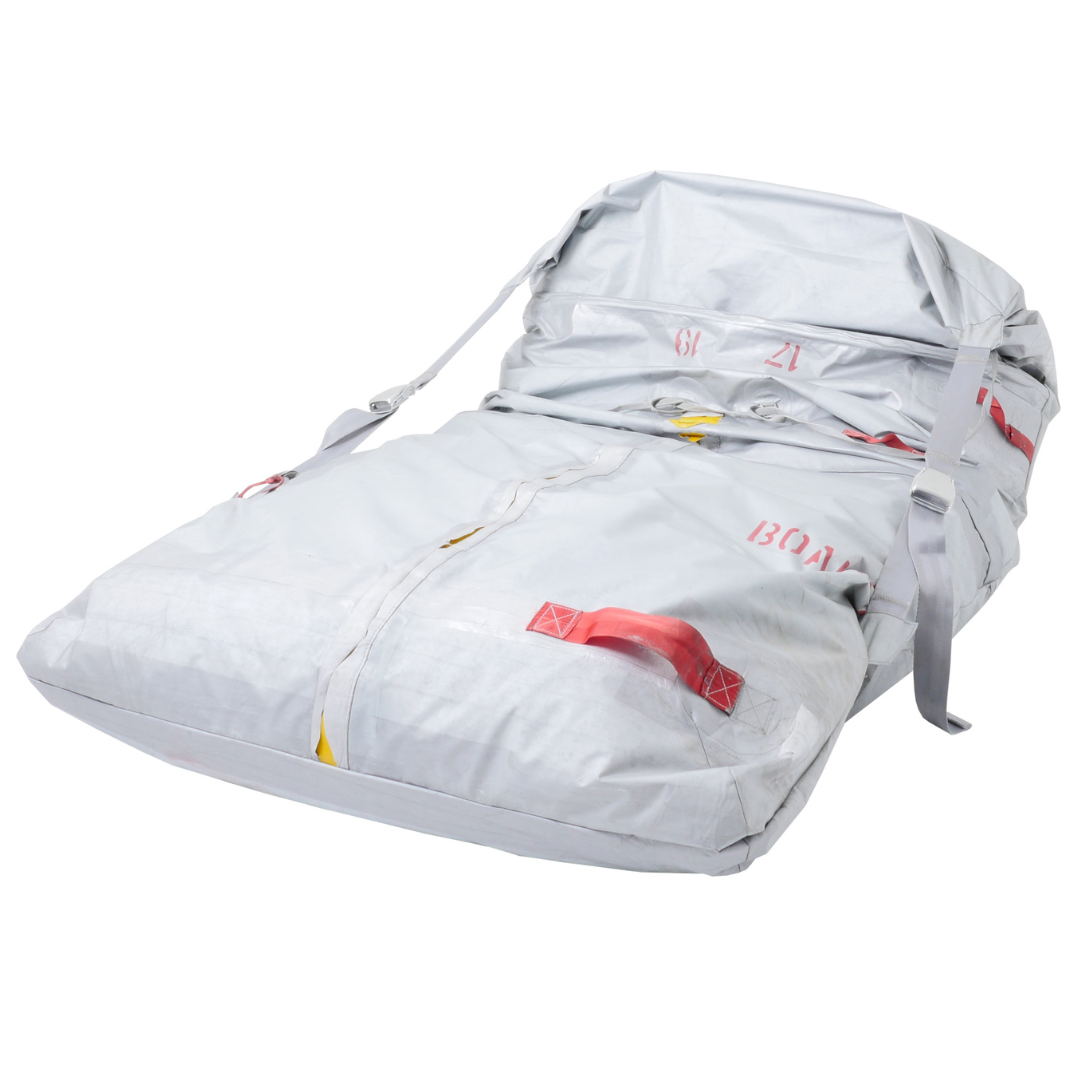 Große weiße Stofftasche mit roten Henkeln und grauen Gurten, beschriftet mit BOAT und den Zahlen 12 und 13.