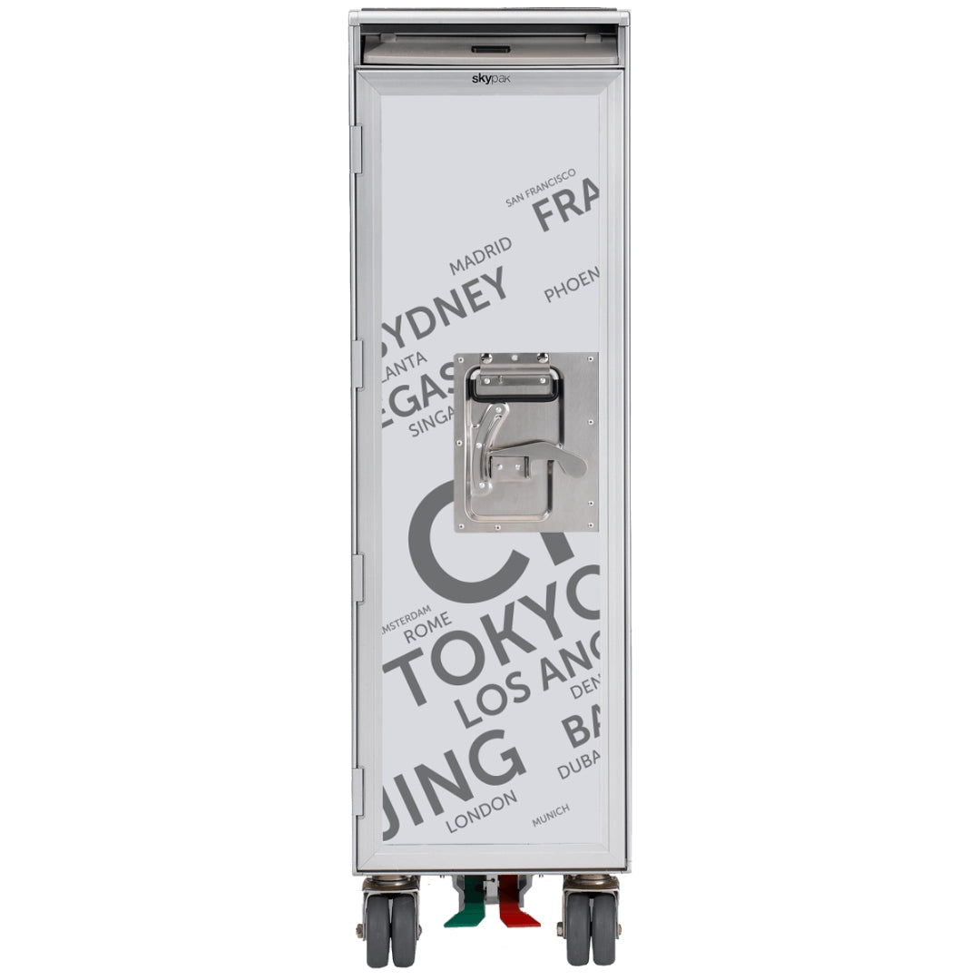 Hochschrank aus Metall mit Rollen und Türgriff, verziert mit Städtenamen wie San Francisco, Madrid, Sydney und Tokyo.