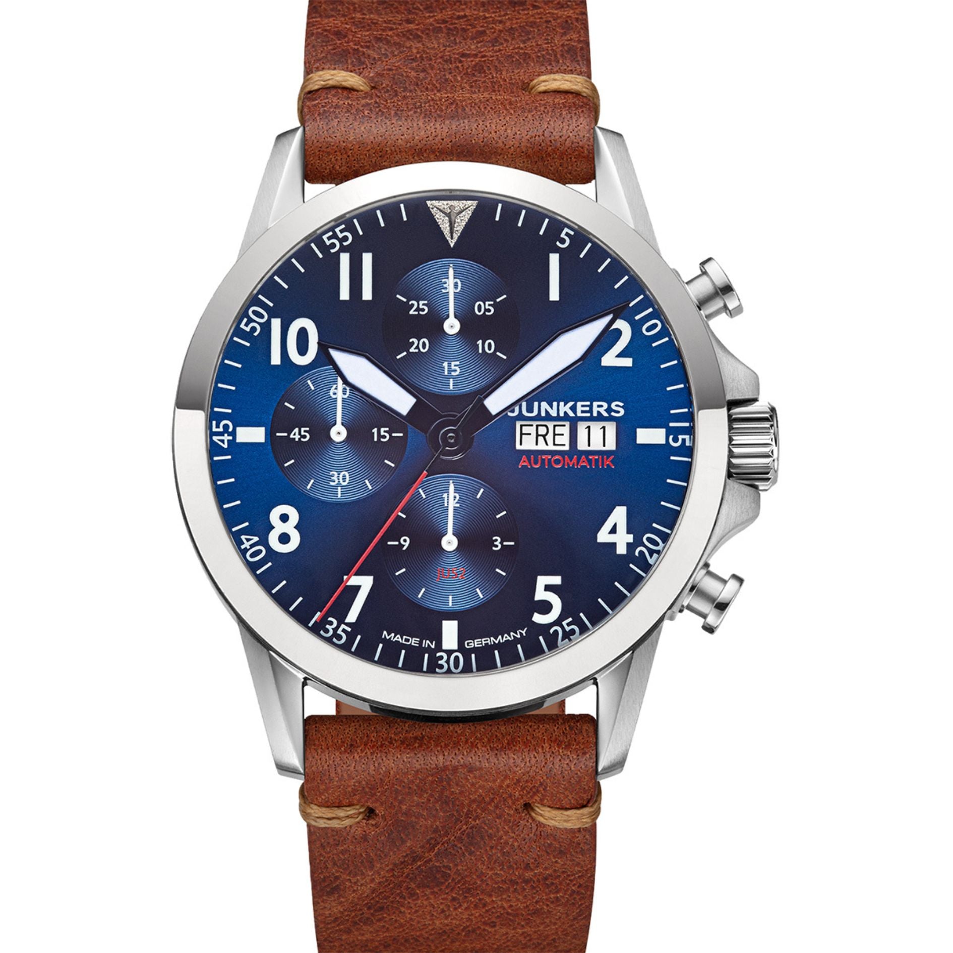 Nahaufnahme einer Junkers Automatikuhr mit blauem Zifferblatt, Chronographen und braunem Lederarmband.