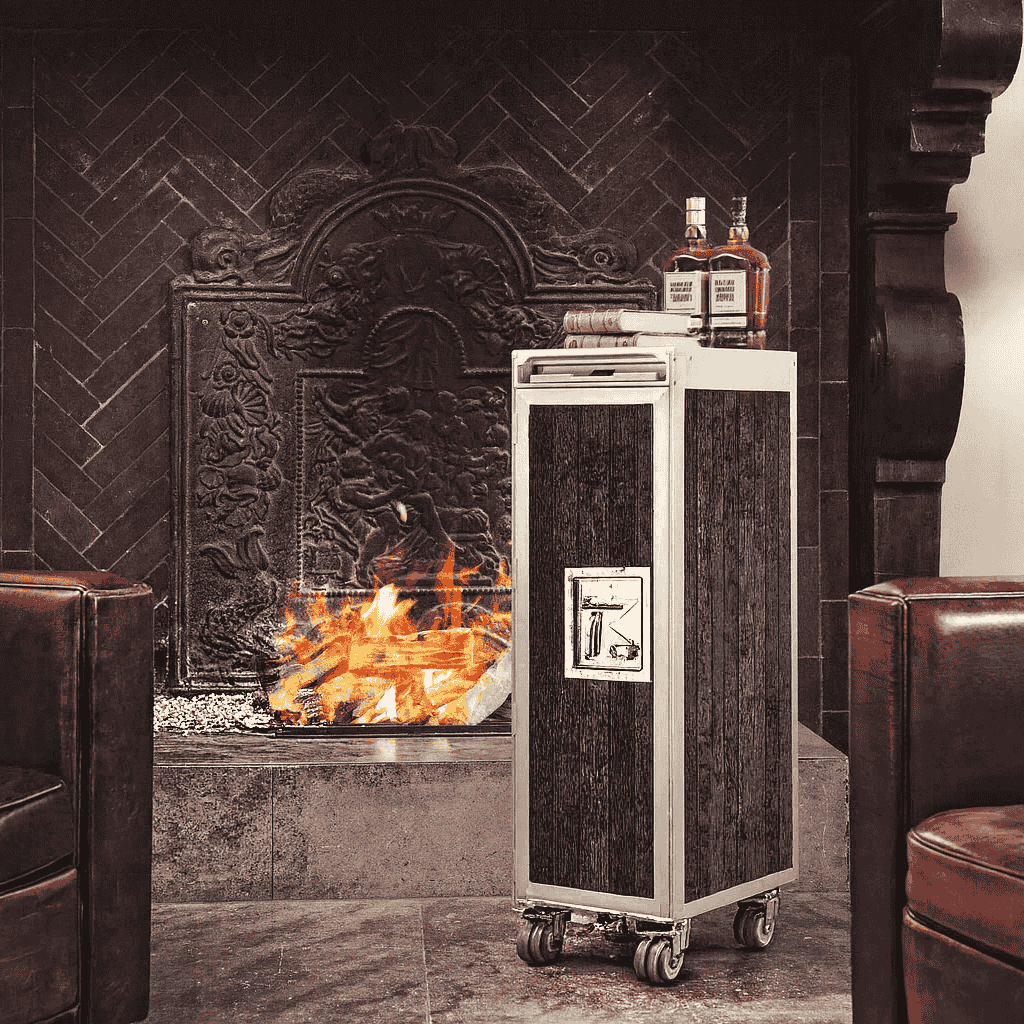 Klassisches Wohnzimmer mit Kamin, Metallschutz, Bar mit '7', zwei Bulleit Whiskey-Flaschen und Ledersesseln.