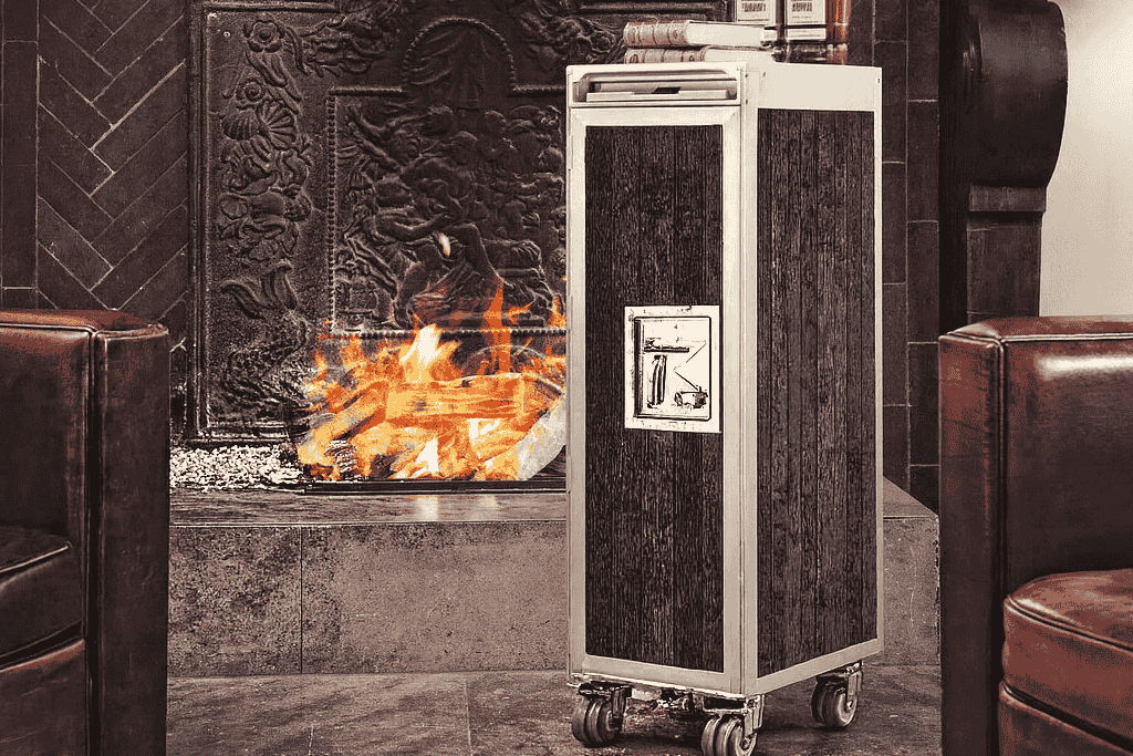 Klassisches Wohnzimmer mit Kamin, Metallschutz, Bar mit '7', zwei Bulleit Whiskey-Flaschen und Ledersesseln.