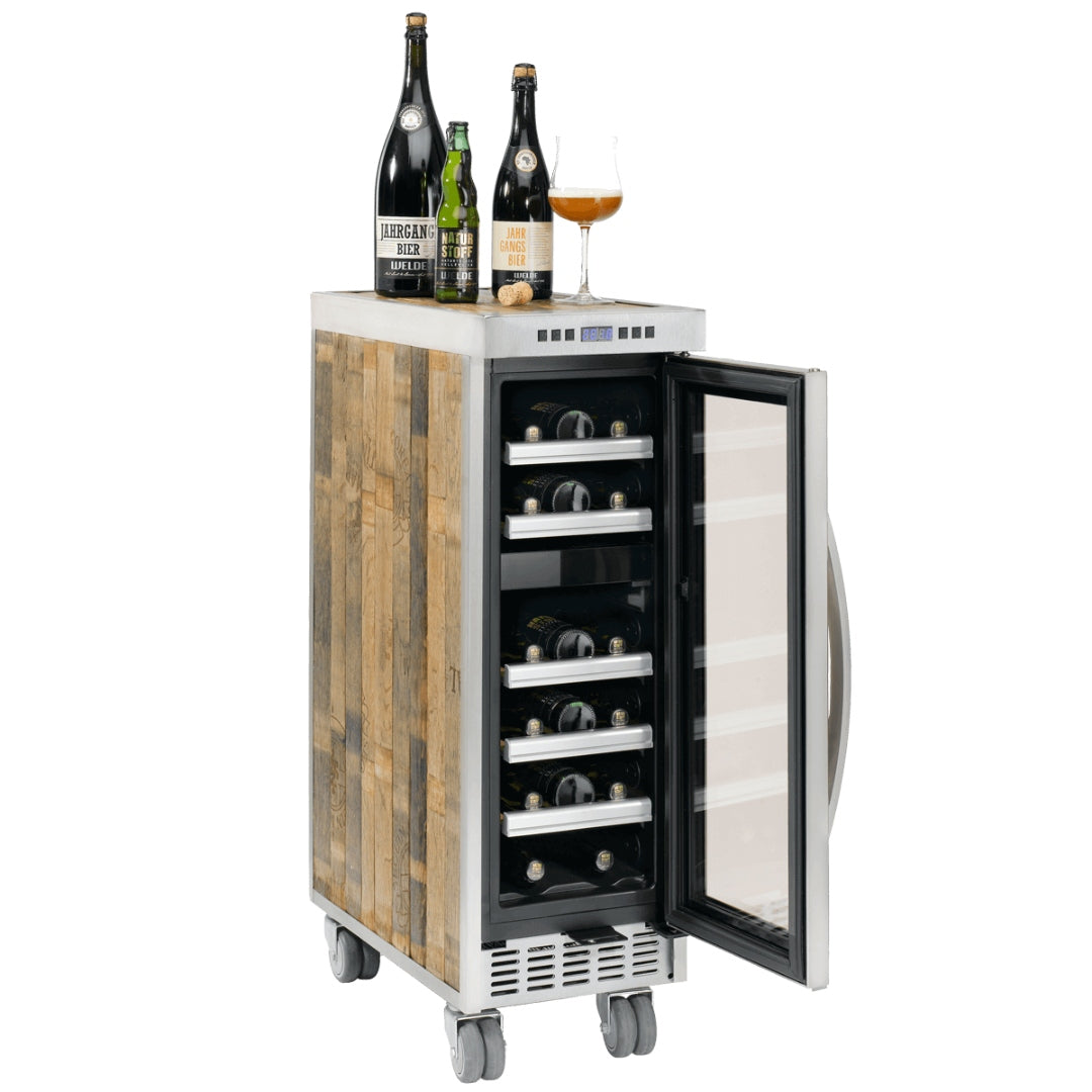 Kompakter Getränkekühlschrank mit Holzverkleidung und Edelstahlrahmen, gefüllt mit Bierflaschen.