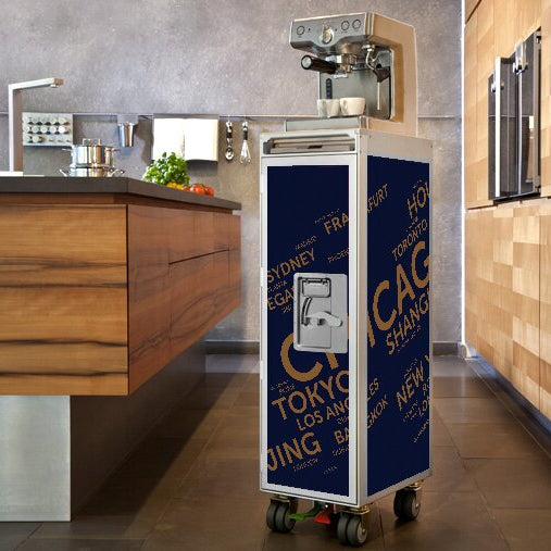 Moderner Küchenraum mit Getränkekühlbox und Espressomaschine, gestaltet mit blauen und goldenen Stadtmotiven.