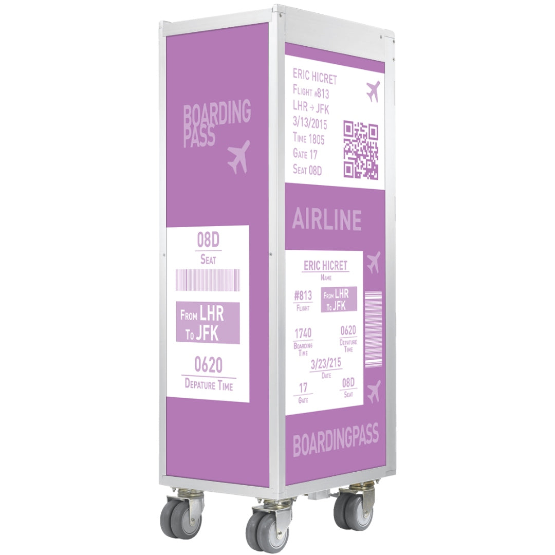 Lila Airline-Trolley mit Boardingpass-Design, Passagiername Eric Hicret, Flugnummer 813, LHR nach JFK, vor weißem Hintergrund
