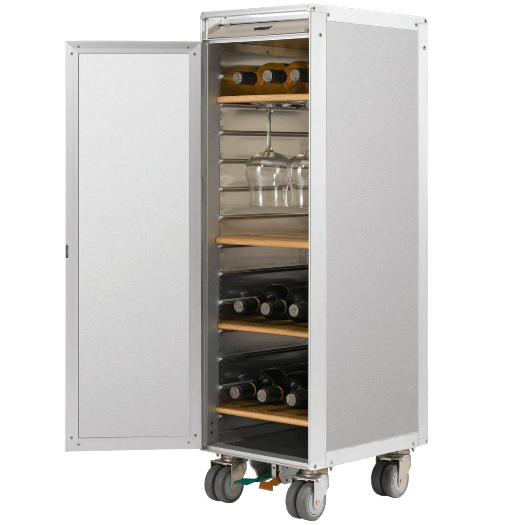 Eleganter metallener Aufbewahrungsschrank auf Rollen mit offener Tür, hölzernen Regalen für Weinflaschen und hängenden Weingläsern.