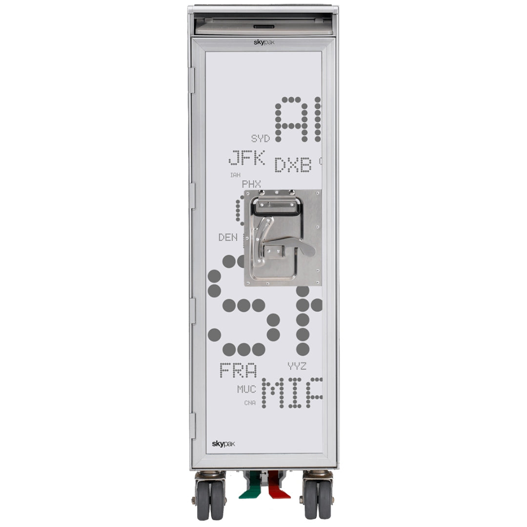 Metallcontainer auf Rollen mit robustem Griff und Flughafencodes auf der Tür, skypak Branding sichtbar.
