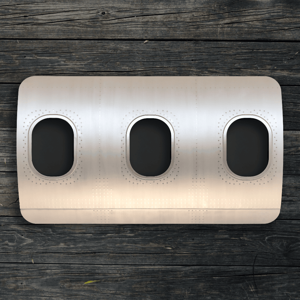 Metallpaneel mit drei ovalen Flugzeugfenstern auf rustikalem Holz mit Nieten