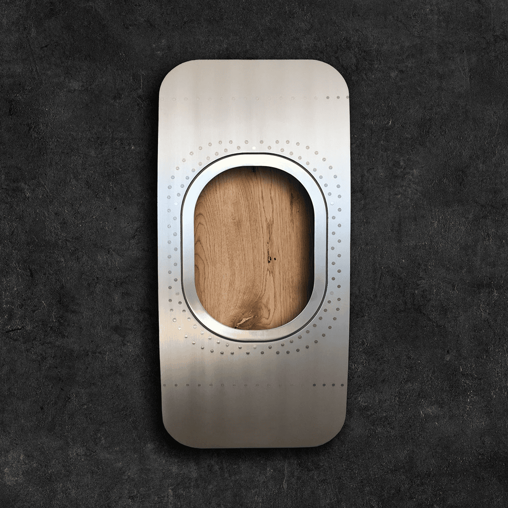 Metallplatte mit ovalem Fenster aus Holz mit Maserung und Nieten auf dunklem Hintergrund