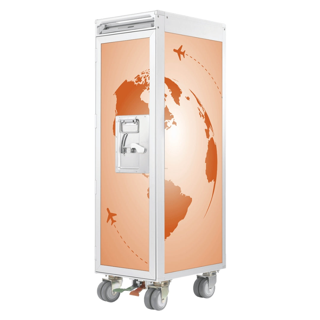 Eckiger Metalltrolley mit weißem Rahmen und orangefarbenen Weltkartenpanelen, Flugzeugsymbole und Rollen unten.