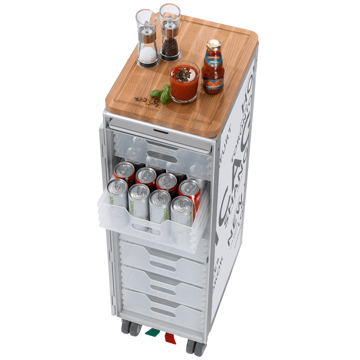 Mobiler schmaler Aufbewahrungswagen mit Energy-Dosen in Schubladen, Holzplatte mit Pfeffermühle und Tomatensaft.