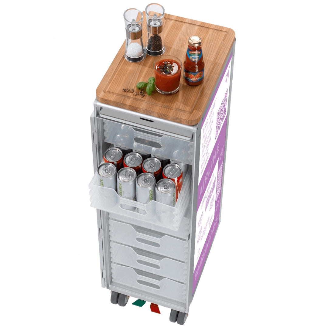 Moderner mobiler Aufbewahrungswagen mit transparenten Schubladen und Holztischplatte, bestückt mit Salz- und Pfefferstreuern sowie Kräuterglas.