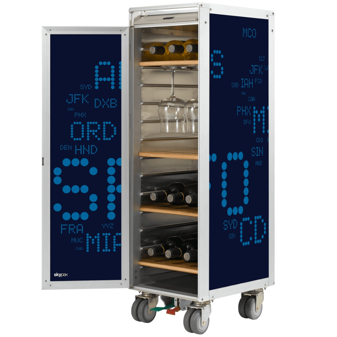 Mobiler Metall-Trolley mit Holzregalen, gefüllt mit Weinflaschen und umgedrehten Gläsern, blauer Flughafen-Code-Design.
