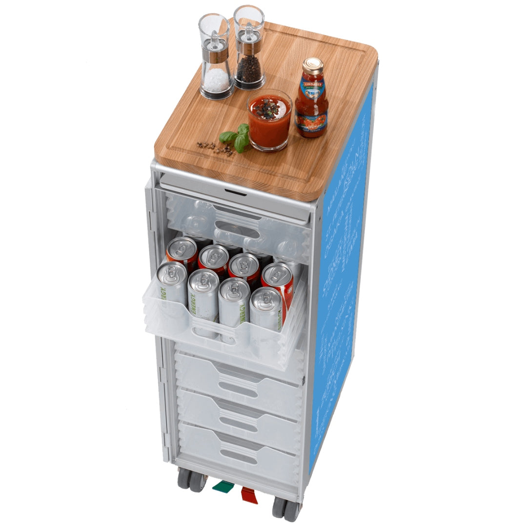 Mobiler Küchen-Trolley mit Metallrahmen, Holzbrett, Getränkedose, Gewürzmühlen und Rollen.