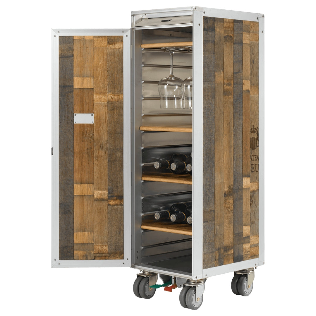 Mobiler Metallrahmen-Schrank mit rustikalen Holztüren, offen mit Innenregalen aus Metall und Holz.