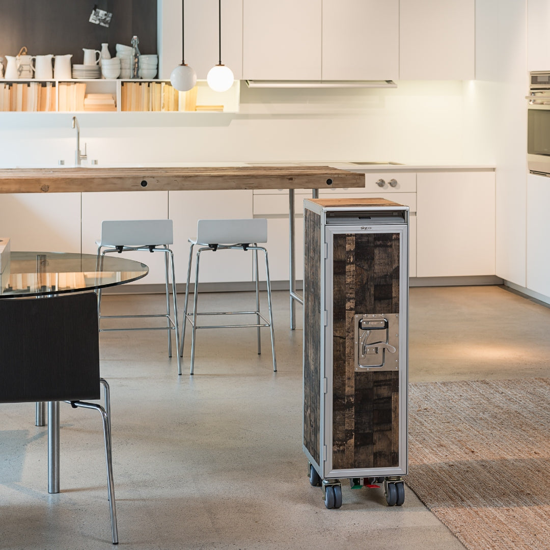 Mobiler Skypak Skybar Trolley mit Holzverkleidung und Metallverschluss in modernem Küchenambiente.