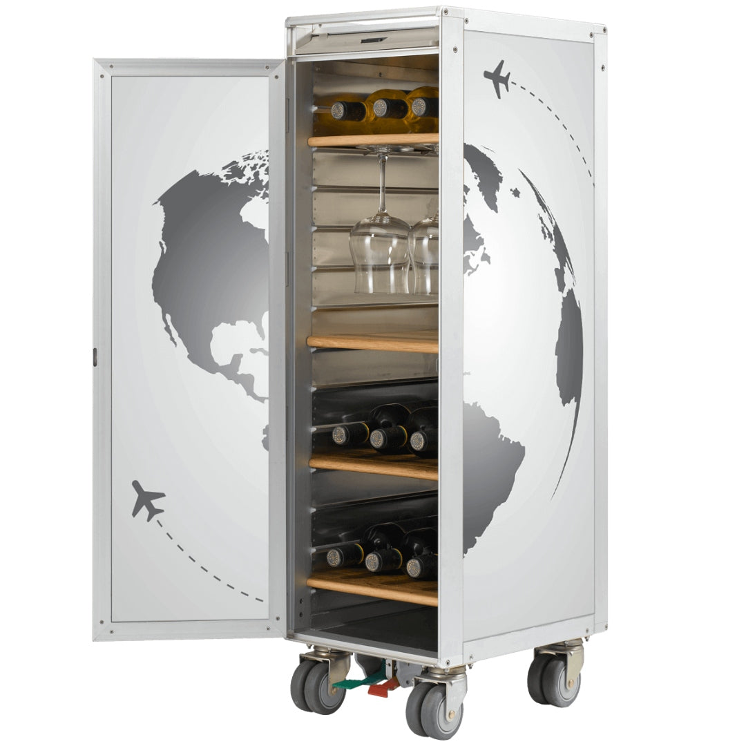 Mobiler Weinkühlschrank mit offener Tür, Weltkarte und Flugzeugmotiven, Weinflaschen auf Holzregalen