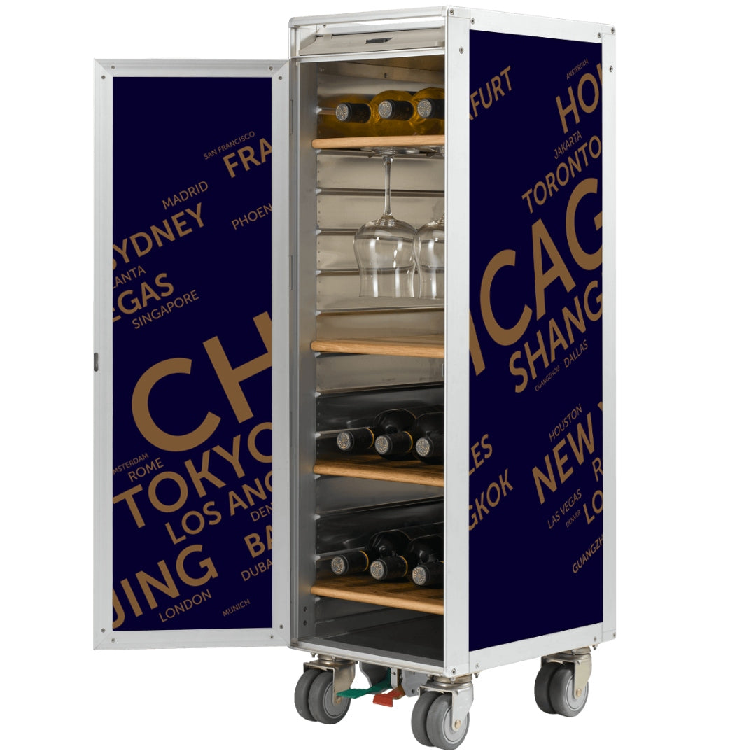 Eleganter, mobiler Metall-Weinlagerschrank mit Holzregalen und Weingläsern, dunkelblau mit goldenen Stadtnamen.