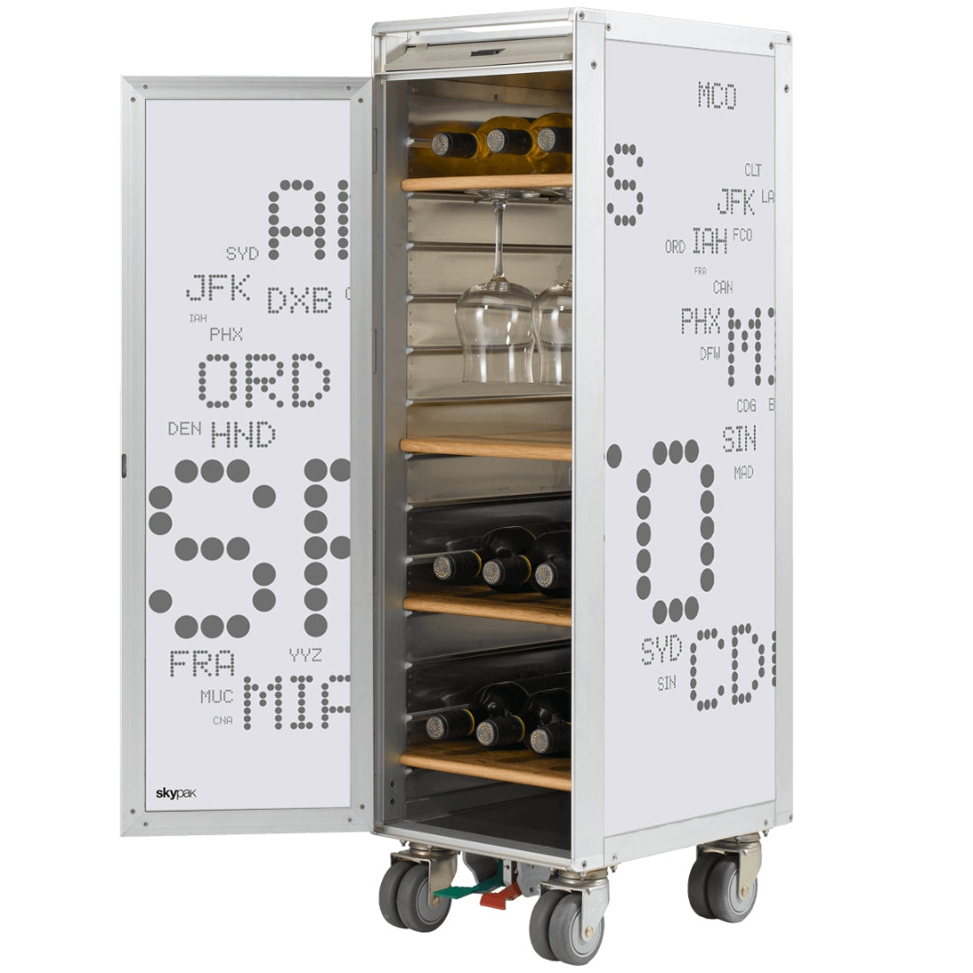 Moderner mobiler Weinschrank mit silbernem Rahmen, weißen Paneelen mit Flughafen-Codes, Holzregalen, Weinflaschen und hängenden Gläsern.