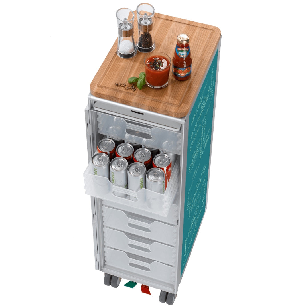 Moderner weiß-grauer Getränketrolley mit transparenten Schubladen voller Getränkedosen