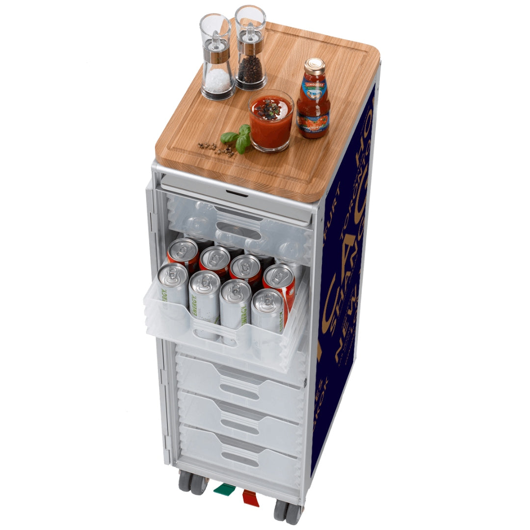 Moderner Getränketrolley mit Rollen, transparenten Fächern, Holzplatte, Salz- und Pfeffermühlen sowie Saucen.