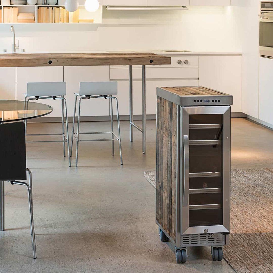 Moderner Küchenbereich mit Holzkücheninsel, grauen Barhockern und schmalem Weinkühlschrank auf Rollen.