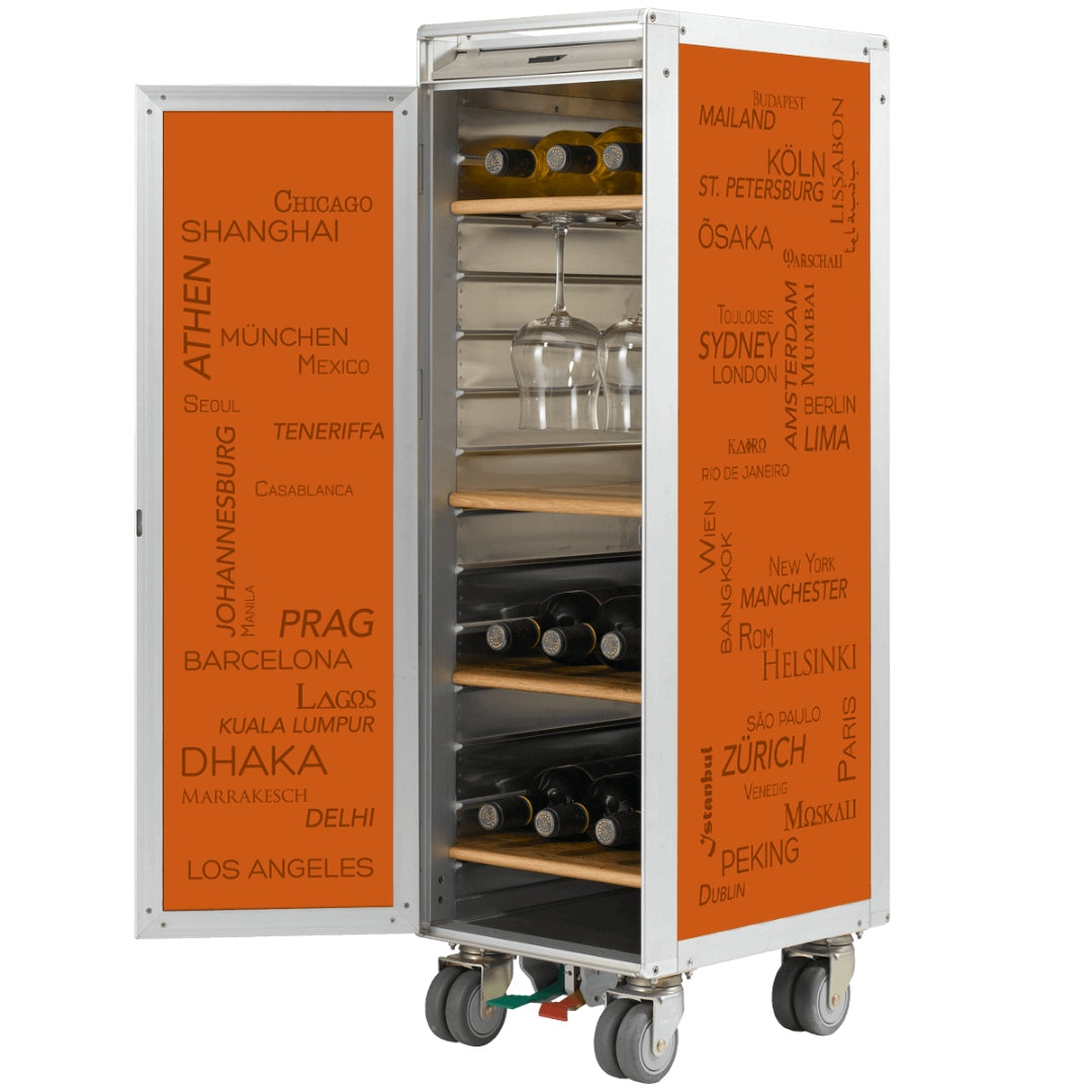 Moderner mobiler Weinkühlschrank aus Metall mit offener Tür, Holzregalen und Weinflaschen.