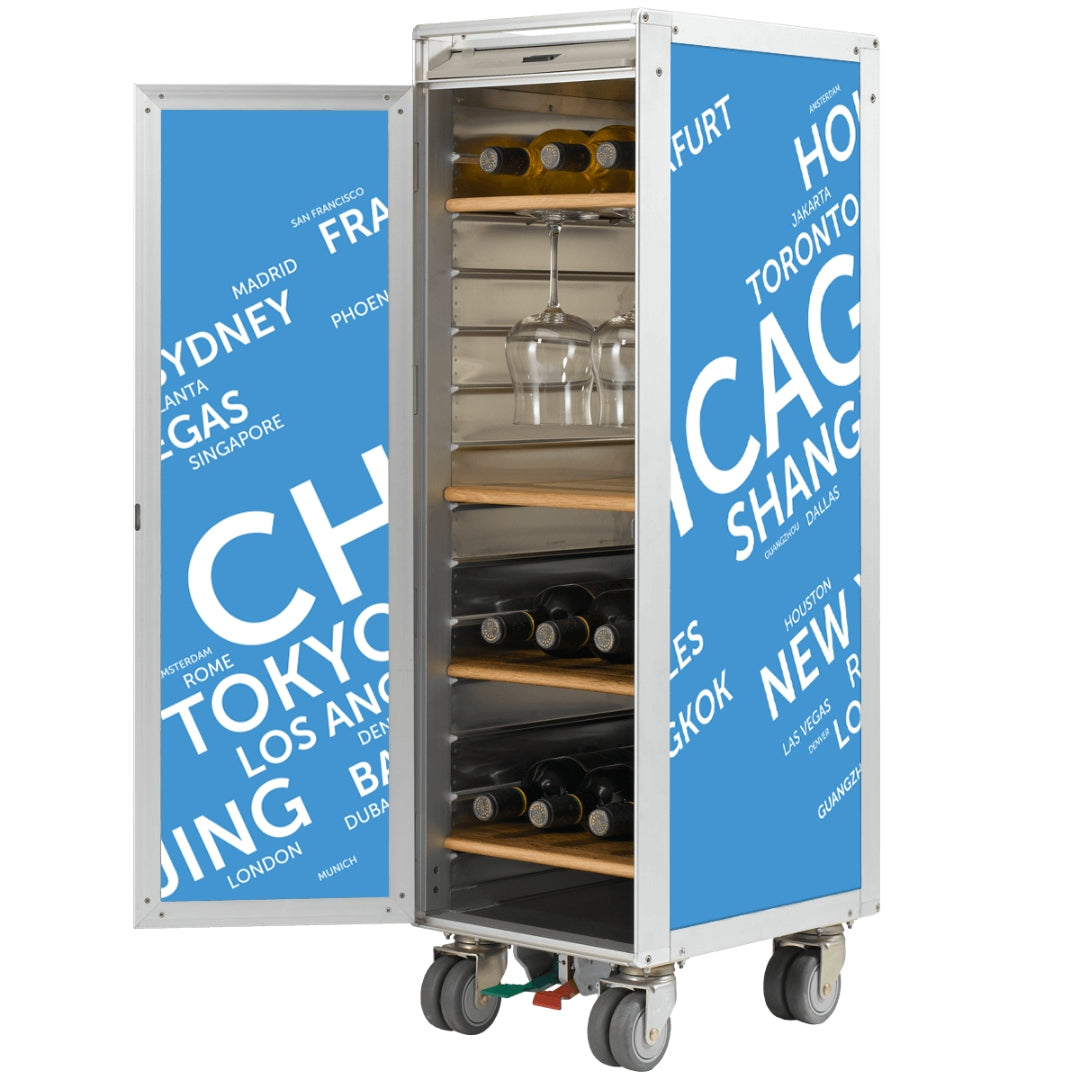 Moderner silberner Weinschrank auf Rollen mit Holzregalen und blauem Städtedesign.