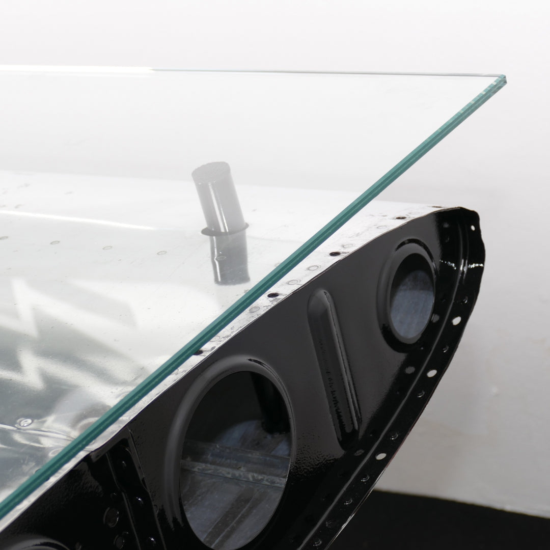 Moderner Tisch mit rechteckiger Glasplatte und schwarzem V-Metallgestell