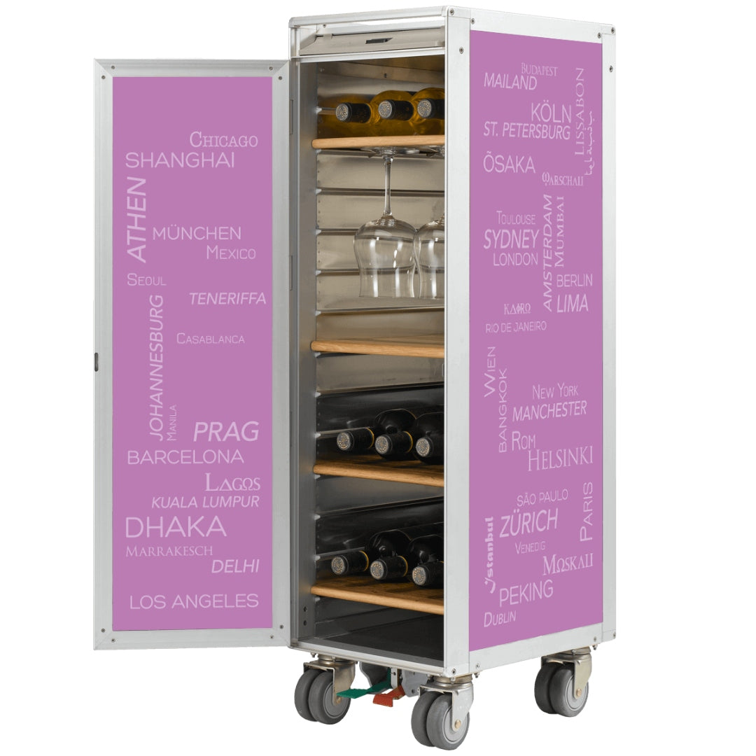 Moderner mobiler Weintrolley aus Metall mit Weinflaschen und Weingläsern vor lilafarbenem Hintergrund.