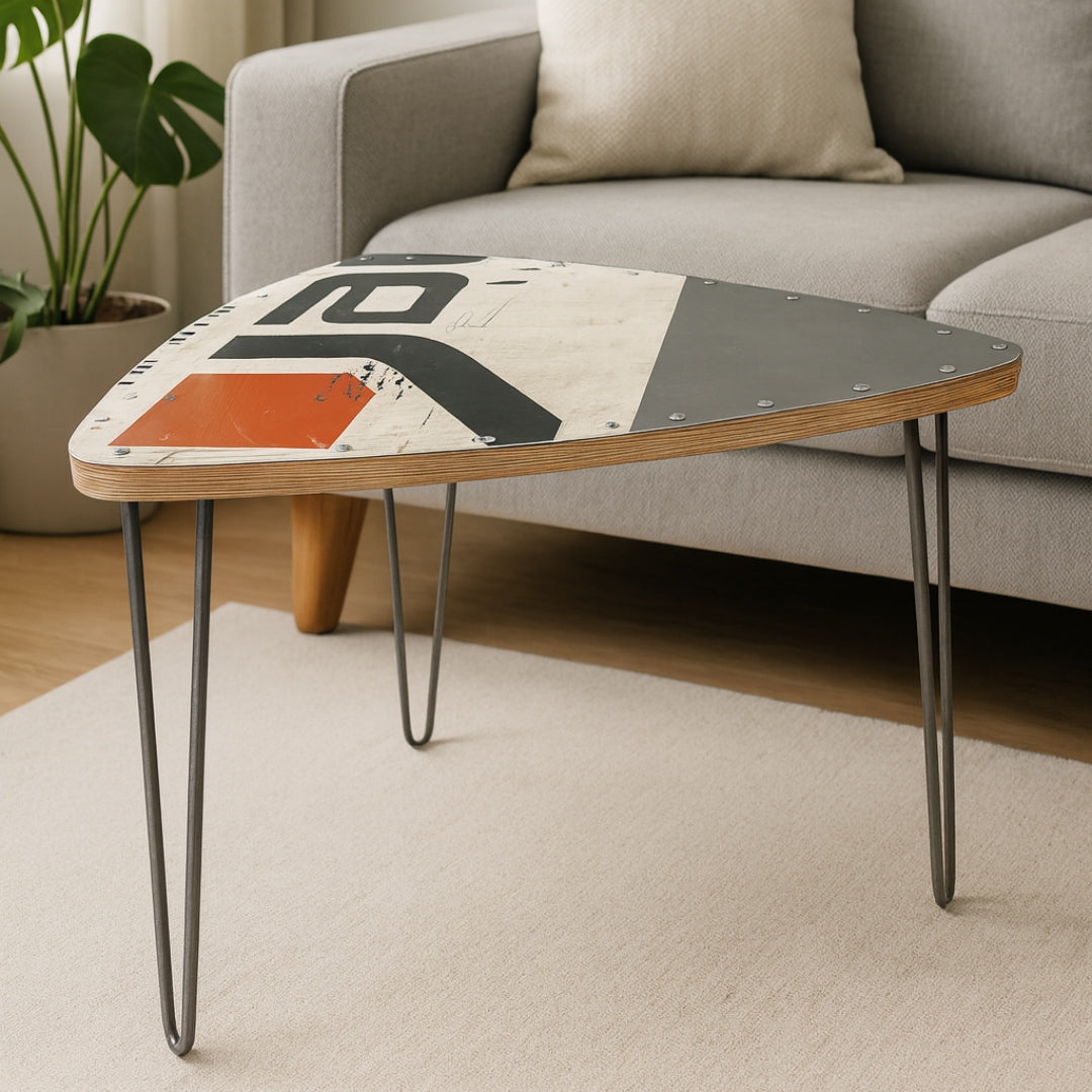 Modernes Wohnzimmer mit Retro-Couchtisch aus Holz und Metall, grauem Sofa, beigem Teppich und großer grüner Pflanze