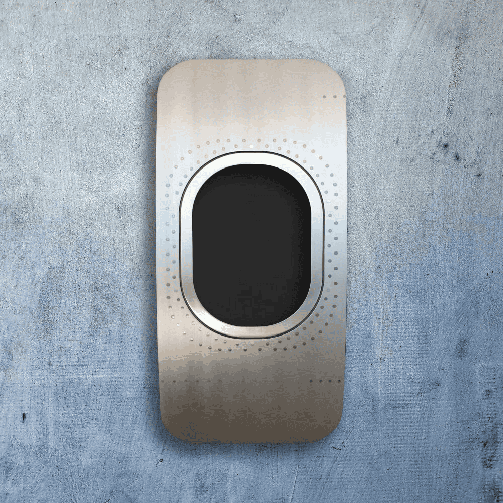 Nahaufnahme eines silbernen Flugzeugfensters mit wettergegerbter himmelblauer Flugzeughülle.