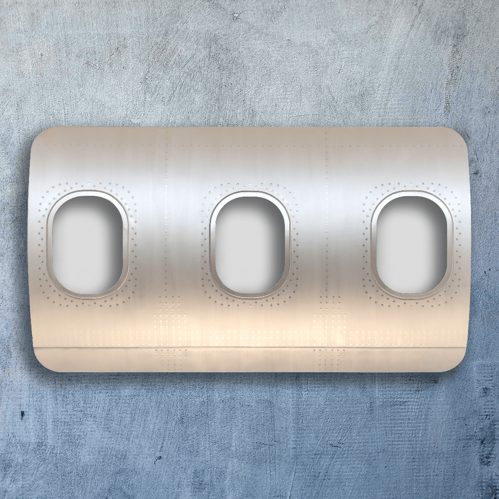 Rechteckiges Metallpaneel mit drei ovalen Flugzeugfenstern und genietetem Hintergrund