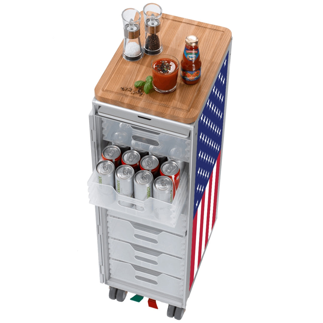Kompakter, rollbarer Aufbewahrungswagen mit US-Flagge, Holzoberfläche mit Salz- und Pfefferstreuern, Salsa und Getränkedosen.