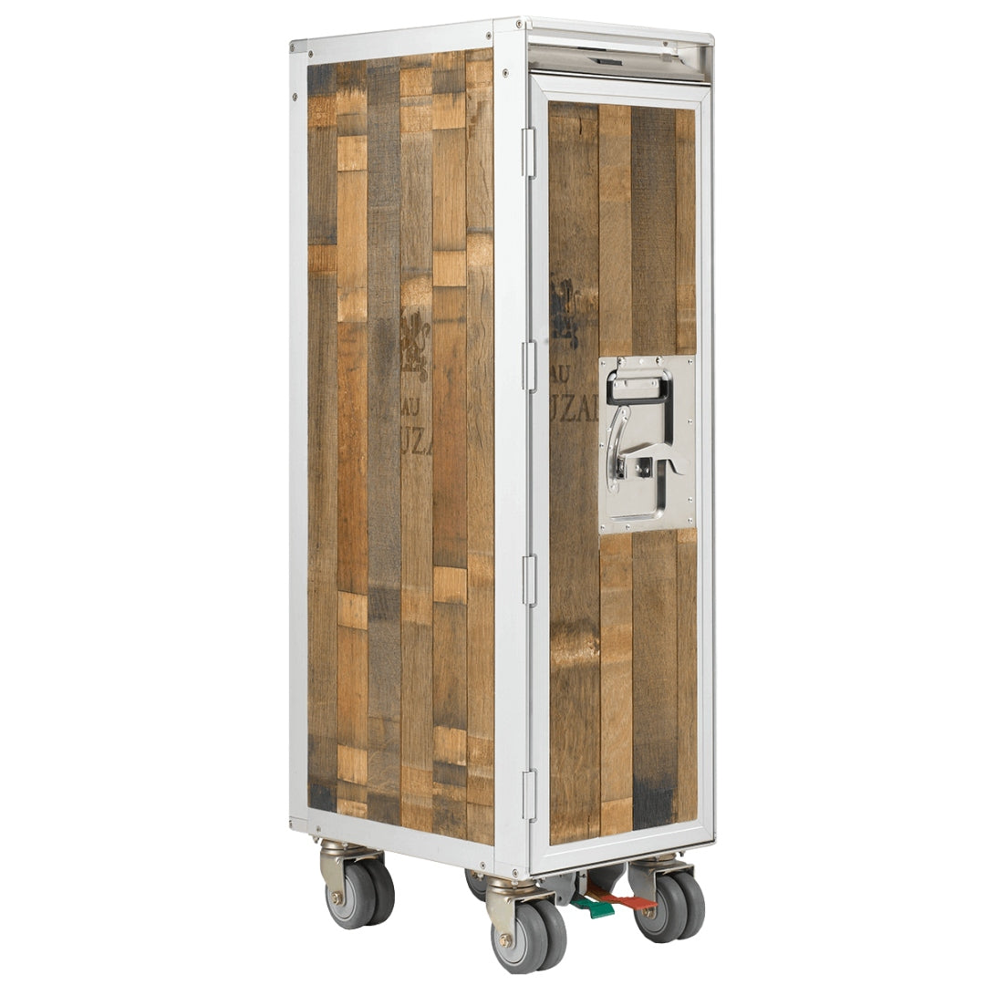 Eleganter Rollschrank aus Holzlamellen mit silberner Metallumrahmung und farbigen Fußbremsen.