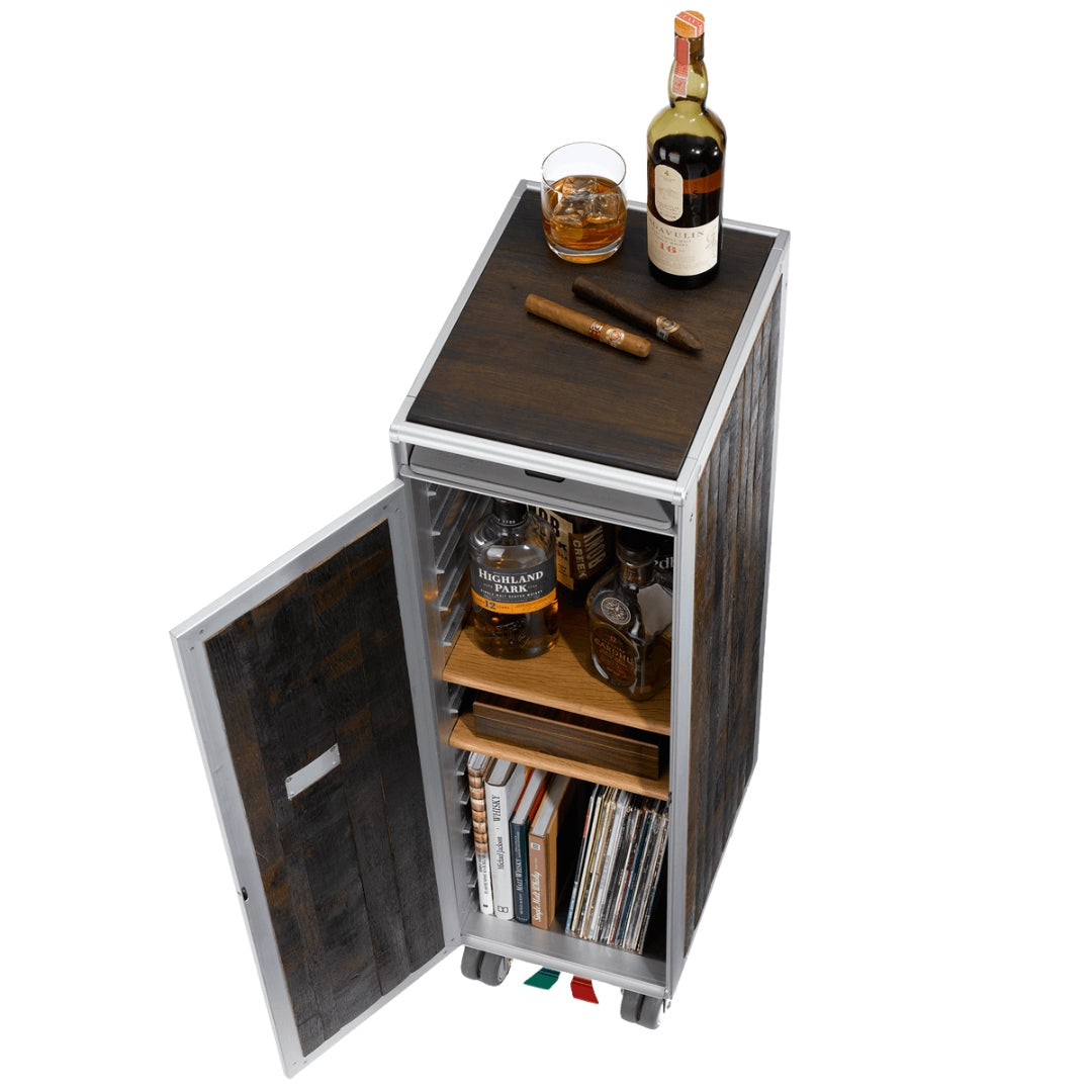 Schlanker Schrank aus dunklem Holz und Metall mit Whiskyflasche, Zigarren, Glas und Büchern.